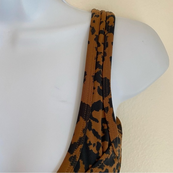 Varley Let's Move Kellam Bra
- Bronze Cheetah. SIZE. SMALL - Picture 8 of 16